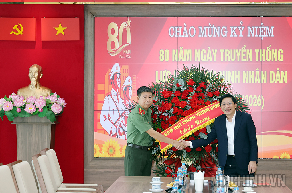 Đồng chí Đặng Văn Dũng, Ủy viên Trung ương Đảng, Phó Trưởng Ban, Bí thư Đảng ủy cơ quan Ban Nội chính Trung ương chúc mừng Cục An ninh điều tra, Bộ Công an