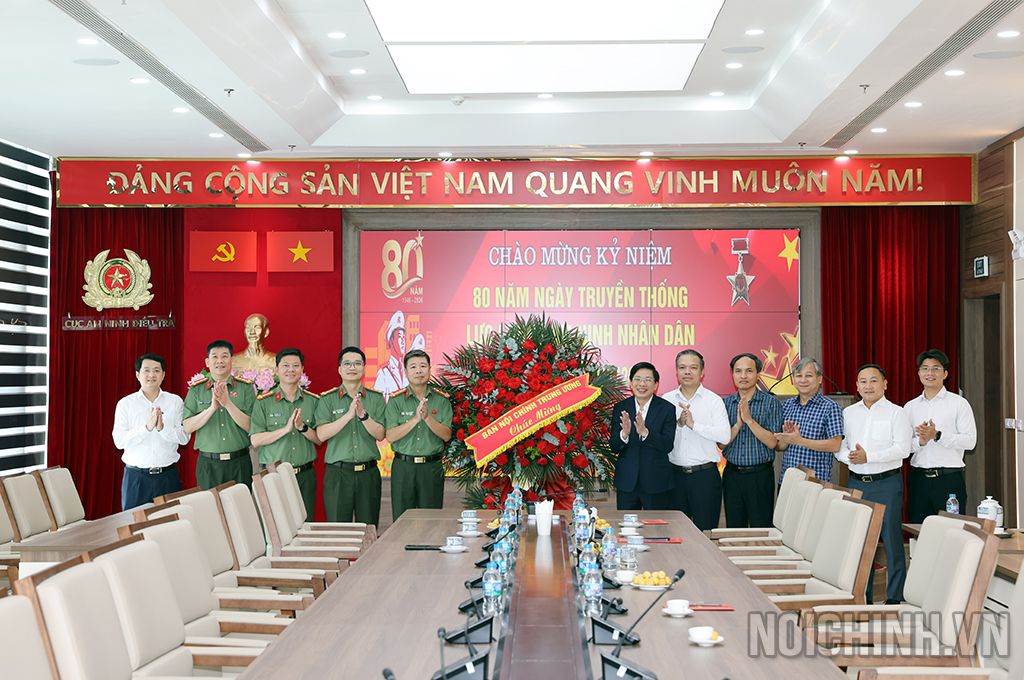 Đồng chí Đặng Văn Dũng, Ủy viên Trung ương Đảng, Phó Trưởng Ban, Bí thư Đảng ủy cơ quan Ban Nội chính Trung ương và đoàn chúc mừng Cục An ninh điều tra, Bộ Công an