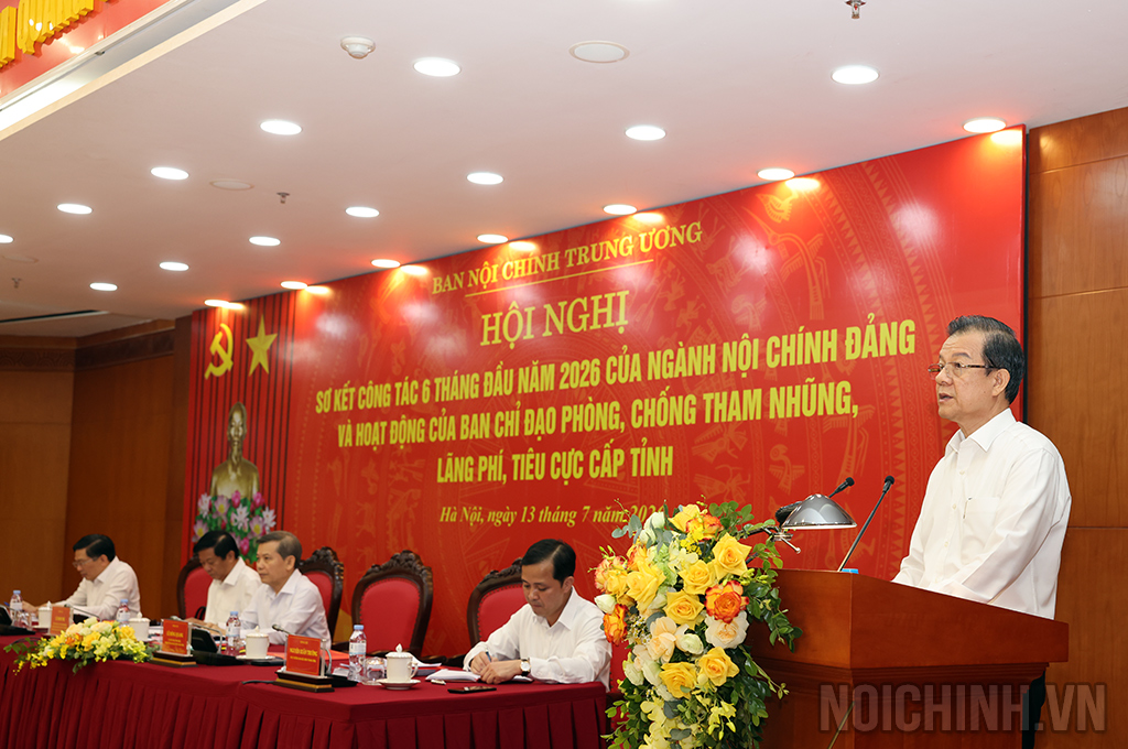Đồng chí Lê Hồng Quang, Ủy viên Trung ương Đảng, Phó Trưởng Ban Nội chính Trung ương trình bày báo cáo tại Hội nghị