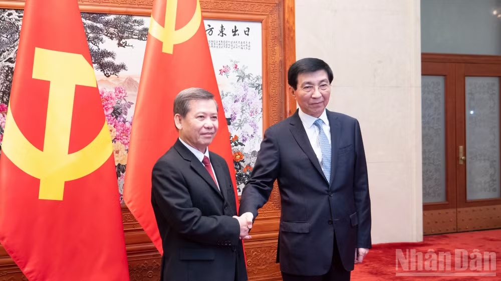 Đồng chí Lê Minh Trí, Ủy viên Bộ Chính trị, Bí thư Trung ương Đảng, Trưởng Ban Nội chính Trung ương, Phó Trưởng Ban Thường trực Ban Chỉ đạo Trung ương về phòng, chống tham nhũng, lãng phí, tiêu cực hội kiến đồng chí Vương Hộ Ninh, Ủy viên Thường vụ Bộ Chính trị Trung ương Đảng Cộng sản Trung Quốc, Chủ tịch Chính hiệp toàn quốc Trung Quốc