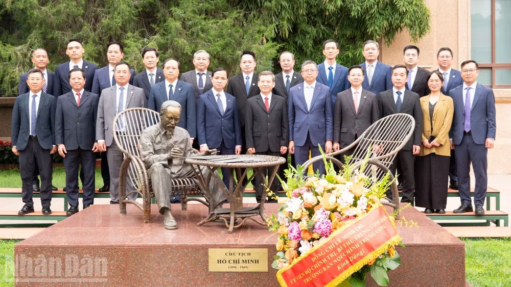 Đồng chí Lê Minh Trí và Đại sứ Phạm Thanh Bình cùng Đoàn đại biểu Đảng ta dâng hoa tại tượng đài Bác Hồ trong khuôn viên Đại sứ quán Việt Nam tại Trung Quốc
