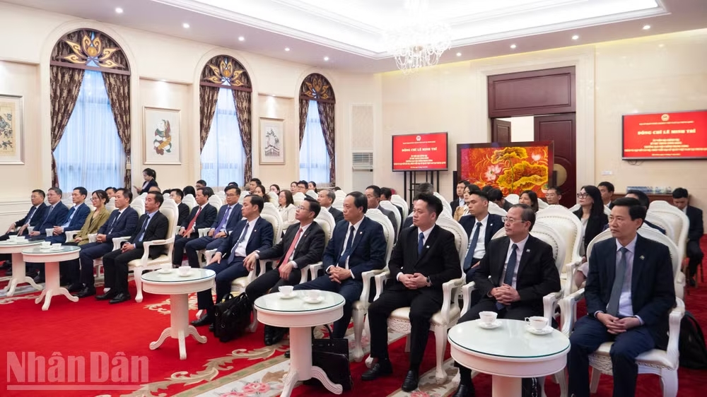 Cán bộ, nhân viên Đại sứ quán cùng thành viên Đoàn đại biểu Đảng ta dự buổi thăm và làm việc