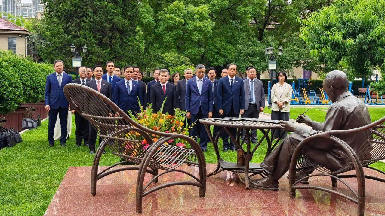 Đồng chí Lê Minh Trí và Đại sứ Phạm Thanh Bình cùng Đoàn đại biểu Đảng ta dâng hoa tại tượng đài Bác Hồ trong khuôn viên Đại sứ quán Việt Nam tại Trung Quốc