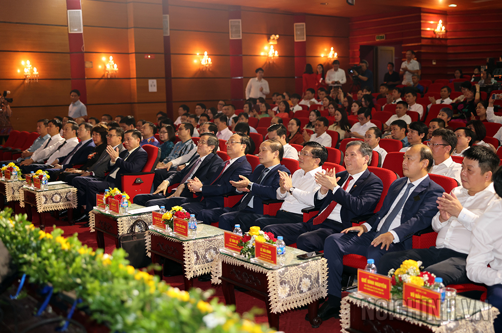 Đồng chí Đặng Văn Dũng, Ủy viên Trung ương Đảng, Phó Trưởng Ban, Bí thư Đảng ủy cơ quan Nội chính Trung ương và các đồng chí lãnh đạo dự buổi Lễ