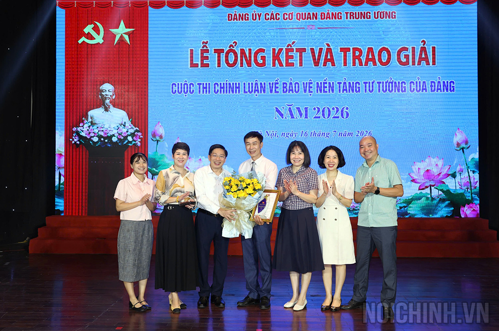 Đồng chí Đặng Văn Dũng, Ủy viên Trung ương Đảng, Phó Trưởng Ban, Bí thư Đảng ủy cơ quan Nội chính Trung ương và công chức Ban Nội chính Trung ương chúc mừng đồng chí Cù Tất Dũng, Vụ Theo dõi công tác phòng, chống tham nhũng, lãng phí, tiêu cực, Ban Nội chính Trung ương đoạt giải C của Cuộc thi