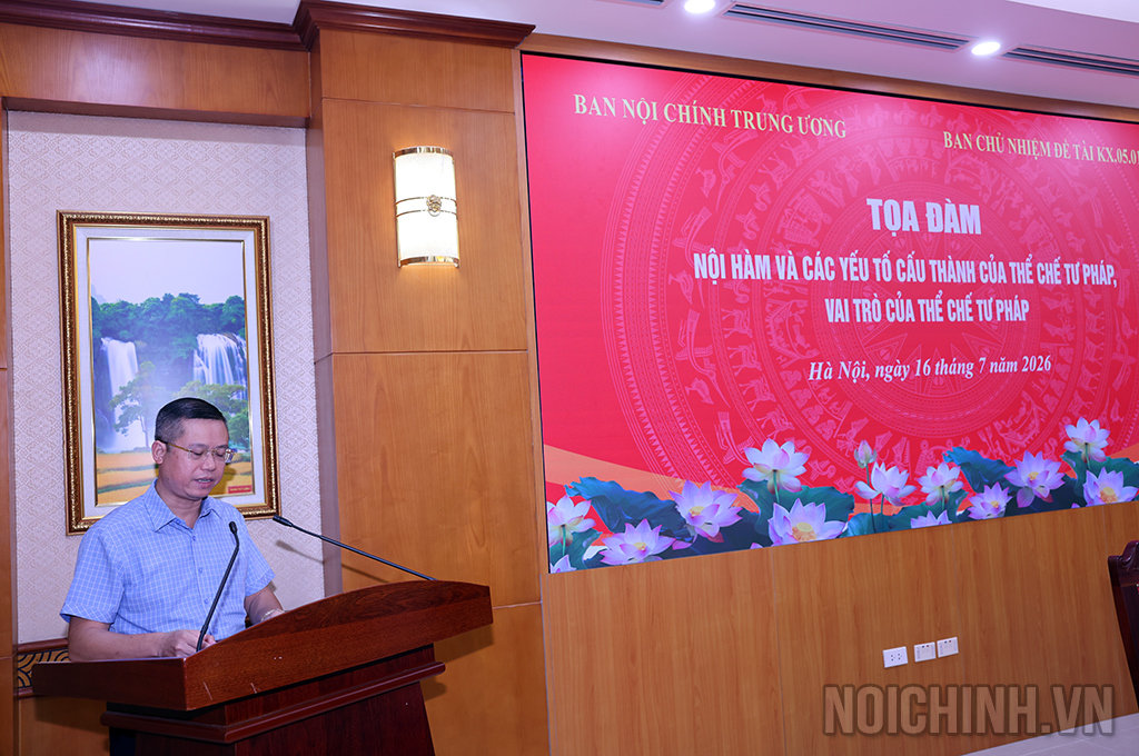 Đồng chí Nguyễn Quang Dũng, Phó Vụ trưởng Vụ Cải cách tư pháp, Ban Nội chính Trung ương, Thư ký Đề tài trình bày đề dẫn buổi tọa đàm