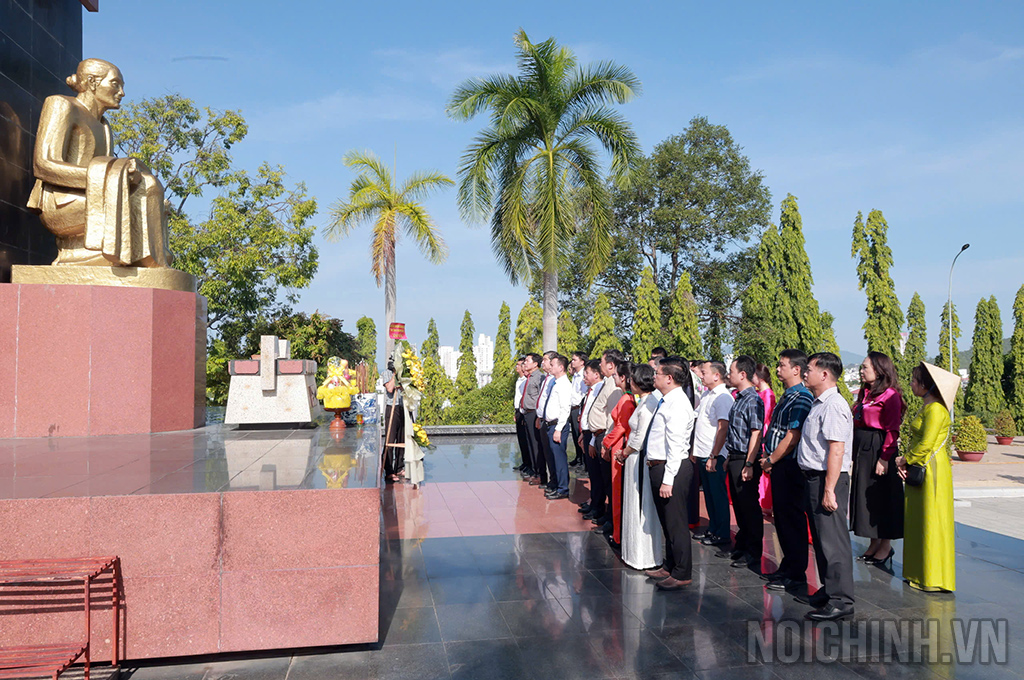 Đoàn công tác viếng Nghĩa trang Hòn Dung, phường Tây Nha Trang