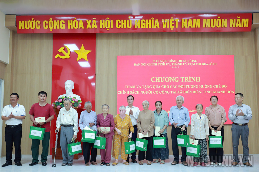 Đoàn công tác trao quà cho người có công và đối tượng chính sách xã Diên Điền, tỉnh Khánh Hoà