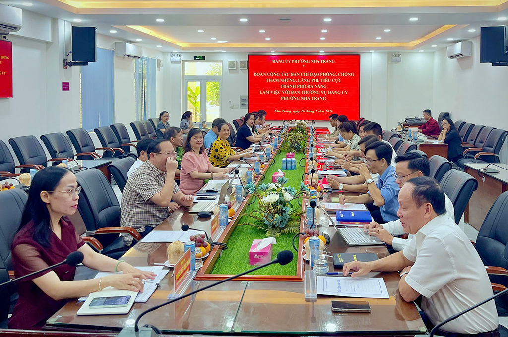 Đoàn công tác làm việc với Đảng ủy phường Nha Trang