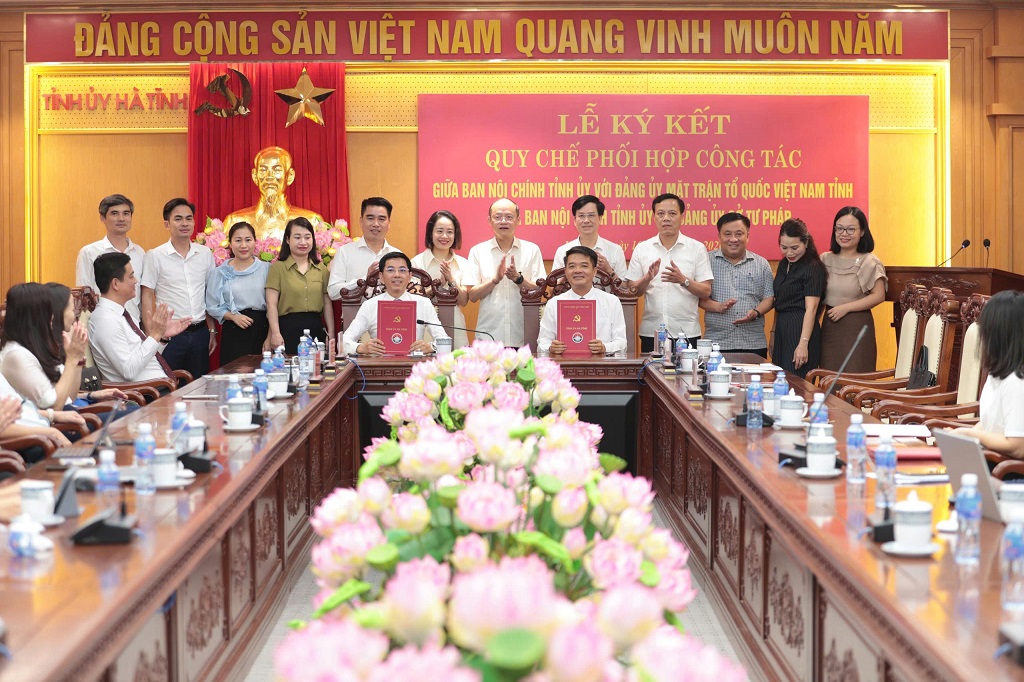 Đồng chí Nguyễn Hồng Lĩnh, Phó Bí thư Thường trực Tỉnh ủy, Chủ tịch Hội đồng nhân dân tỉnh cùng các đại biểu chứng kiến ký kết Quy chế phối hợp giữa Ban Nội chính Tỉnh ủy và Đảng ủy Mặt trận Tổ quốc tỉnh