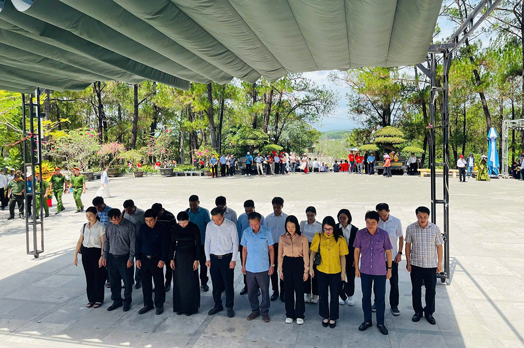 Đoàn dâng hương, dâng hoa tại Nghĩa trang liệt sĩ quốc gia Trường Sơn