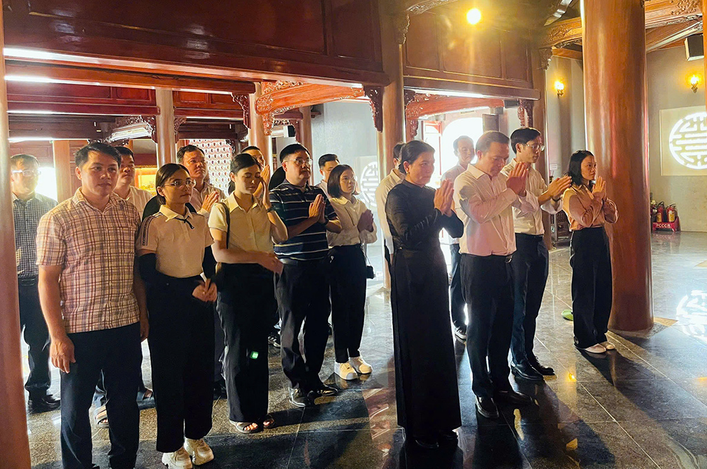 Đoàn dâng hương, dâng hoa tại Khu lưu niệm Tổng Bí thư Lê Duẩn